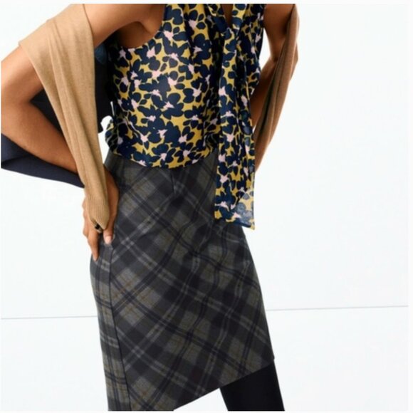 NWOT Cabi Step Out Skirt in Kennedy Plaid Gray Black Preppy Sz 2 - Picture 2 of 11